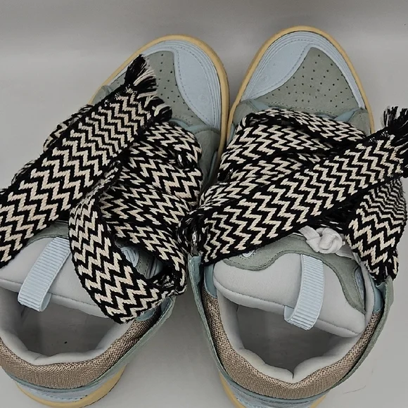 Stylish High-Top Sneakers with Bold Laces USED 1X